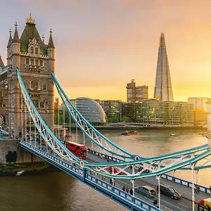 Tower Bridge Rainbow Gasthuis Londen